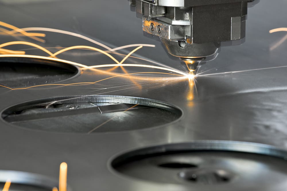 Taglio dell'acciaio su una macchina laser